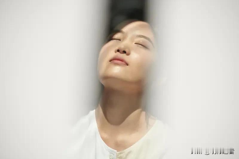 中年人的解压方式正在悄然蜕变。他们不再寻求喧嚣的释放，而是转向静谧的自我疗愈