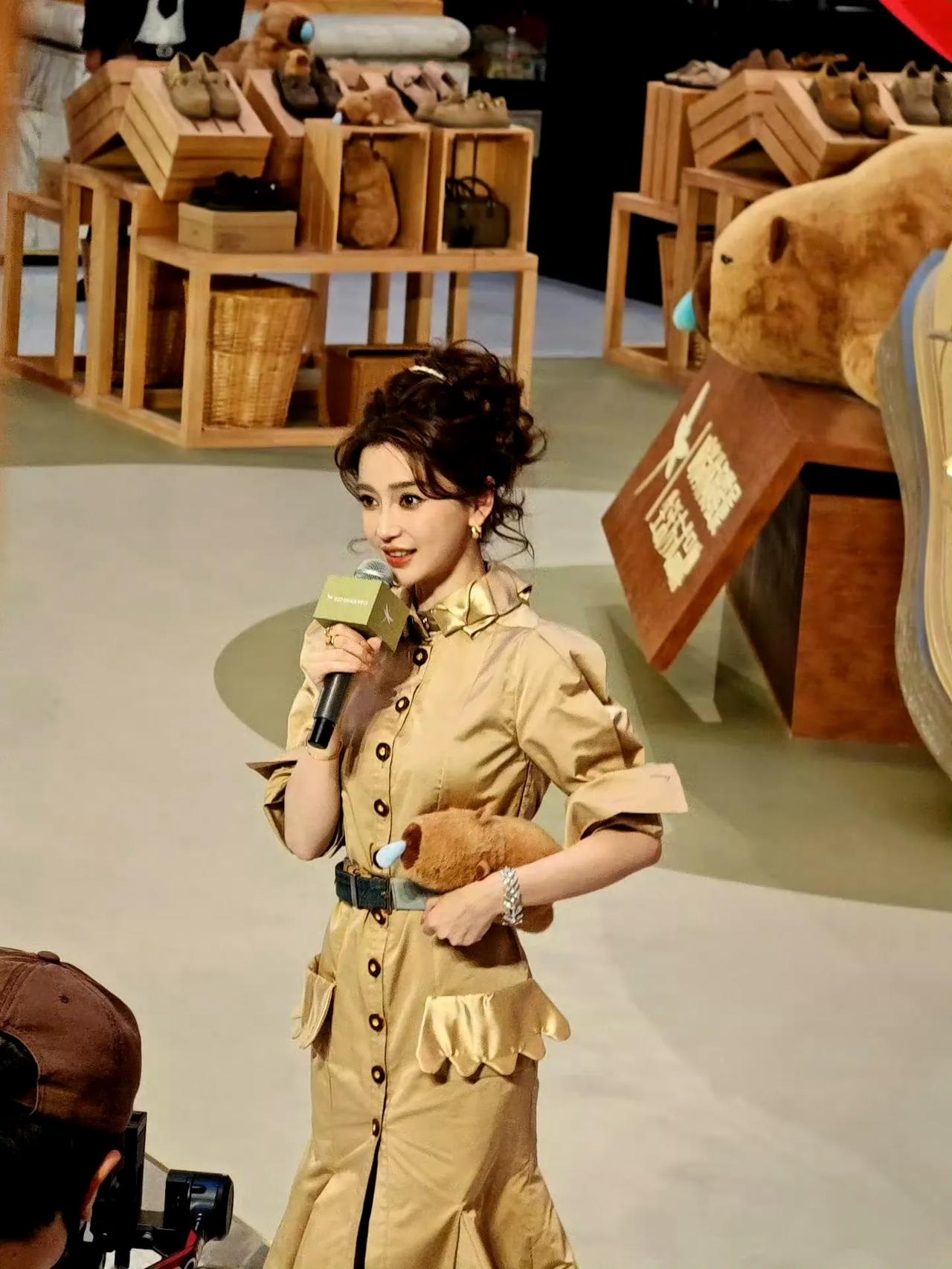 你觉得这姐的状态怎么样？Angelababy（杨颖）试图全面复出，最近在上海