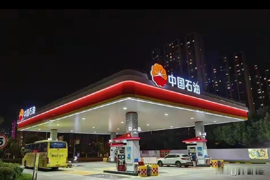 加油站安装偷油软件，车主成为待宰羔羊央视曝光加油站偷油作弊花招，车主被人偷油