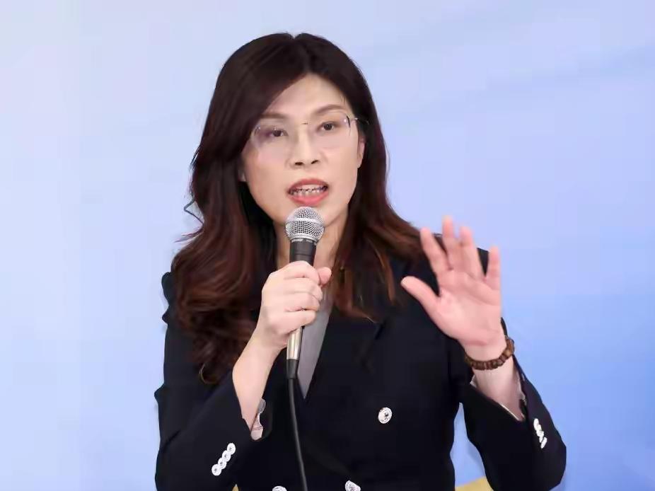 赵少康把对手请进演播室，端茶递水，夸他帅。这杯茶，蓝营喝出了苦味。TVB