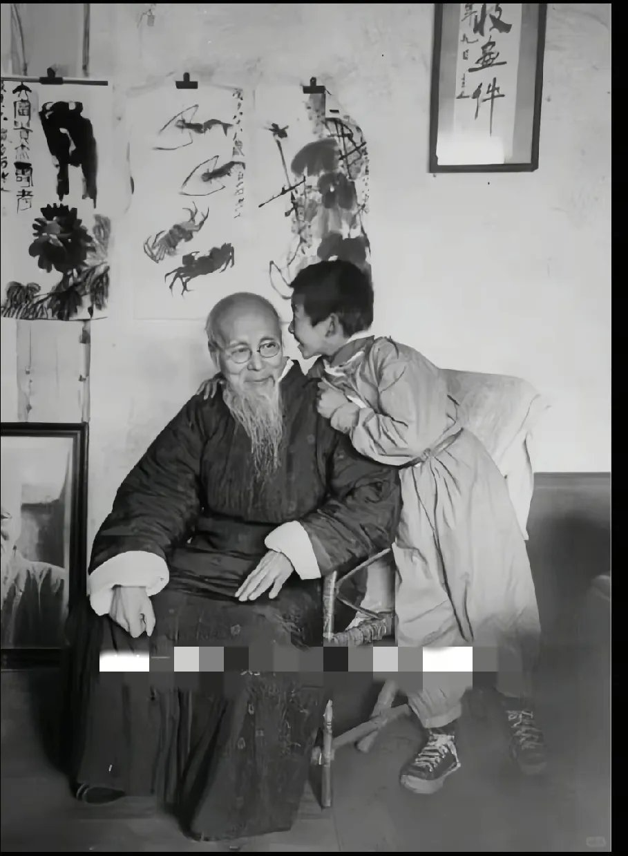 晚年的齐白石大师在家中与小儿子的一张留影，父子俩相差整整70岁。
