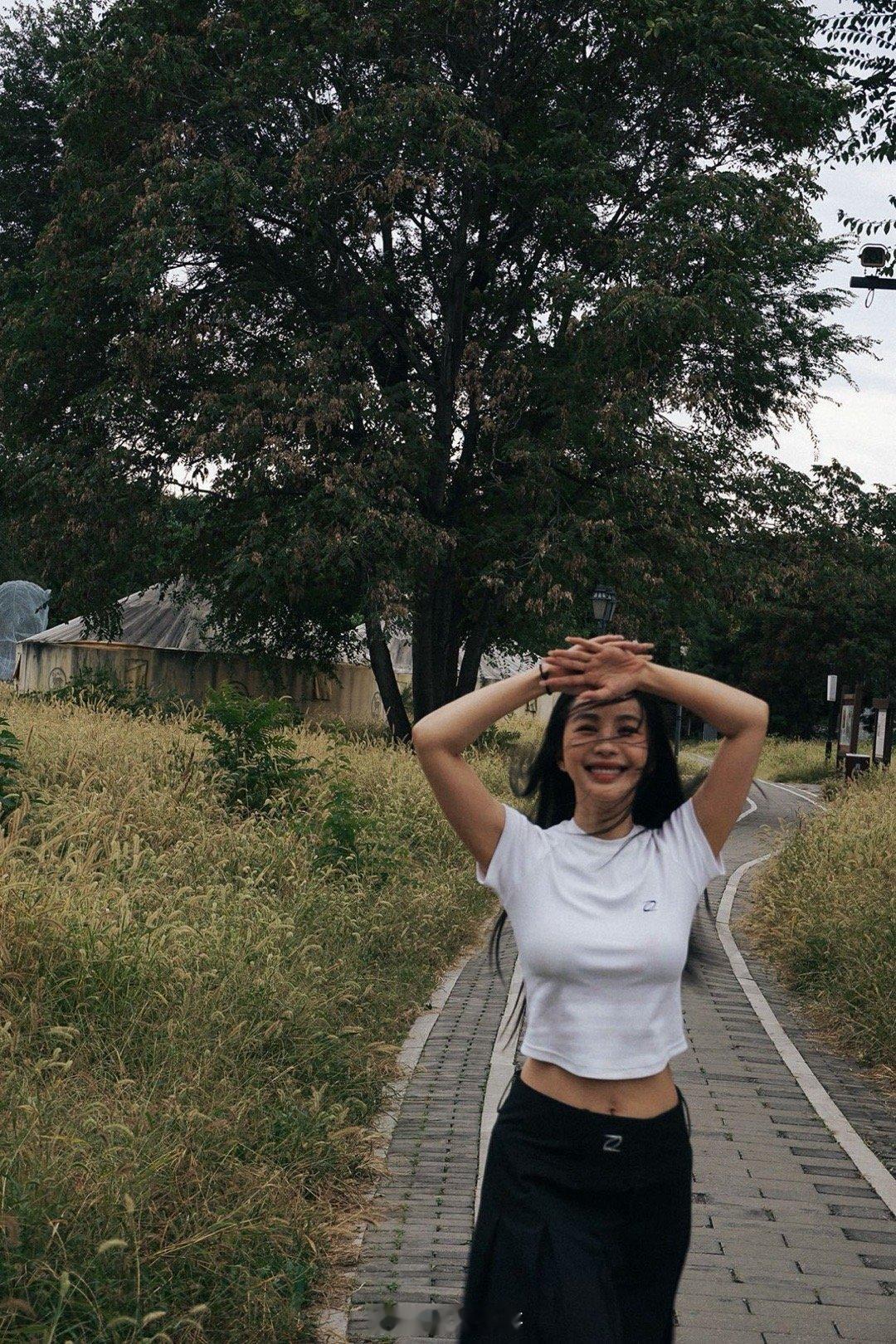 李菲儿溢出屏幕的鲜活感于时光的画布上，李菲儿以鲜活之姿勾勒生活的美好。她拍照时