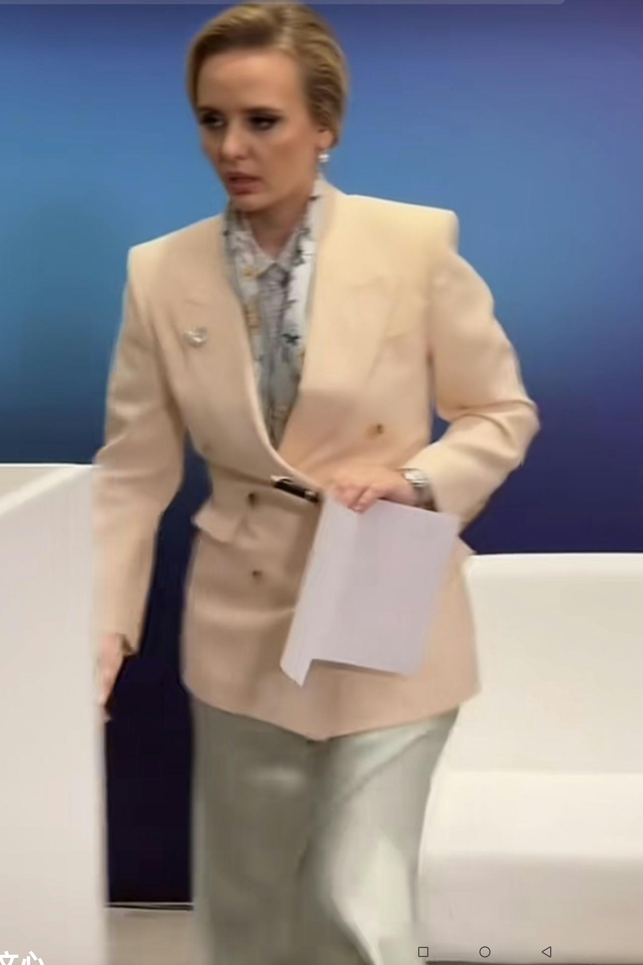 像，真的是很像！用一句俗话来说：就像是一个“模板”出来的！不知道现在是在从事