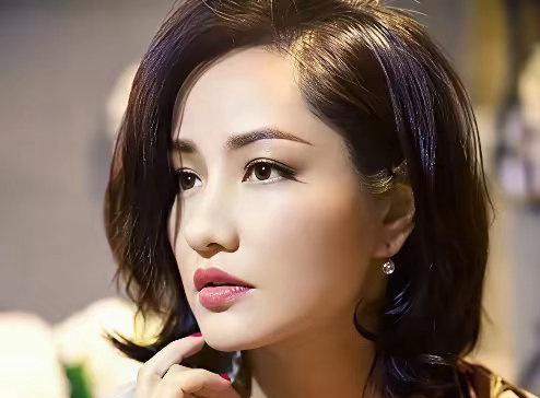 他追过的女人，个个都是时代符号。瞿颖为他当众喊老公，周迅说他满足所有幻想，最后