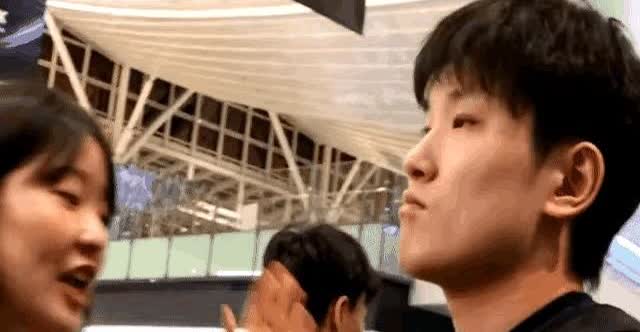 张本美和使劲地拍了拍哥哥张本智和的臂膀，好像在说：哥哥，好强壮💪🏻哦！