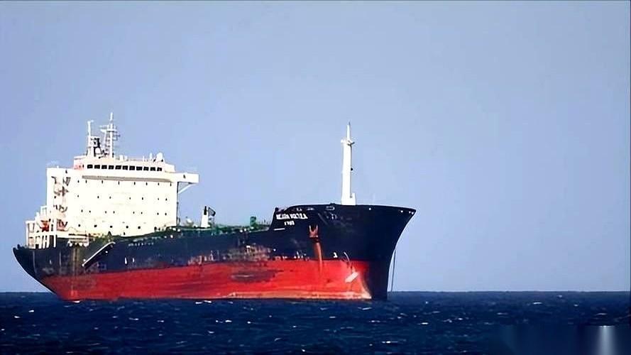 直升机轰鸣着从天而降，一帮全副武装的大兵，直接索降到一艘油轮的甲板上。我第一反