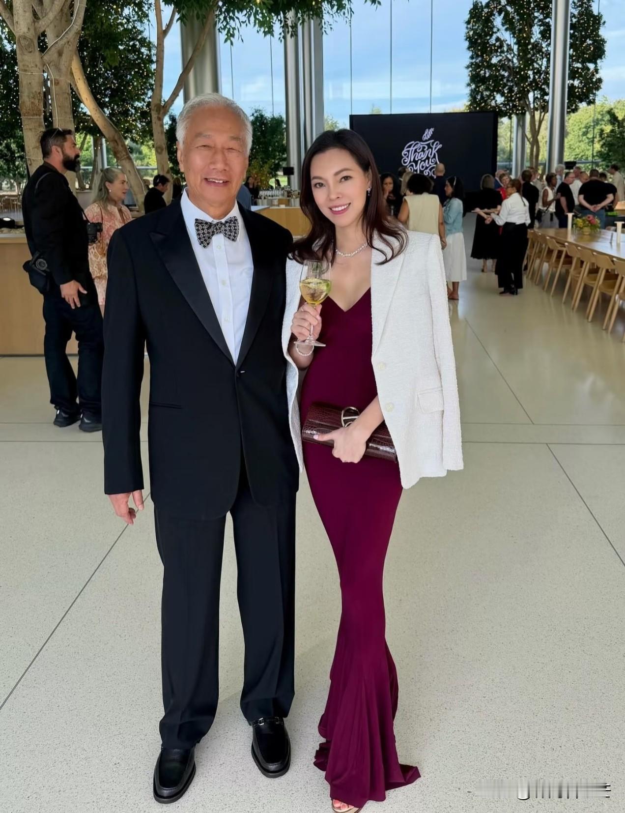 郭台铭携爱妻曾馨莹，飞美国加州苹果总部，参加苹果CEO库克的退休晚宴。前段时