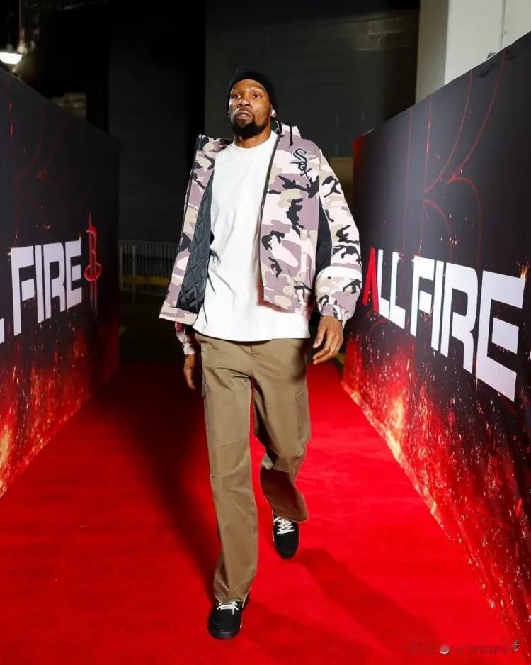 火箭当家球星杜兰特真是太会说话了！今天杜兰特在接受媒体采访时聊到了队友申京，他这