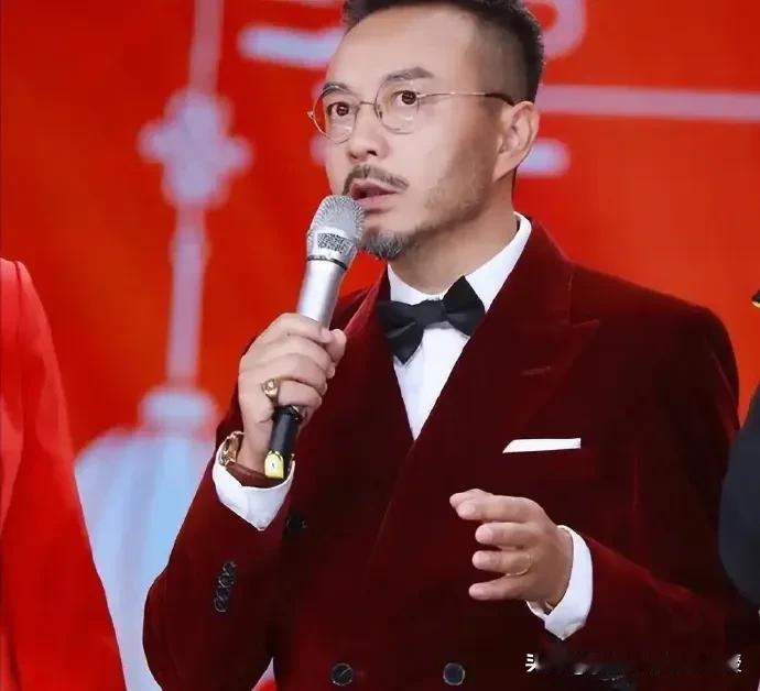 汪涵又惹争议了！52岁“策神”三次翻车，公信力彻底崩塌从老坛酸菜面的“土坑