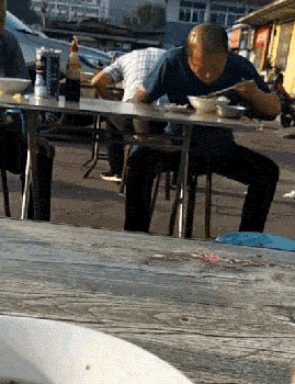 爆笑GIF: 就算有满满一嘴的胡子渣, 也挡不住你绝美的容颜!