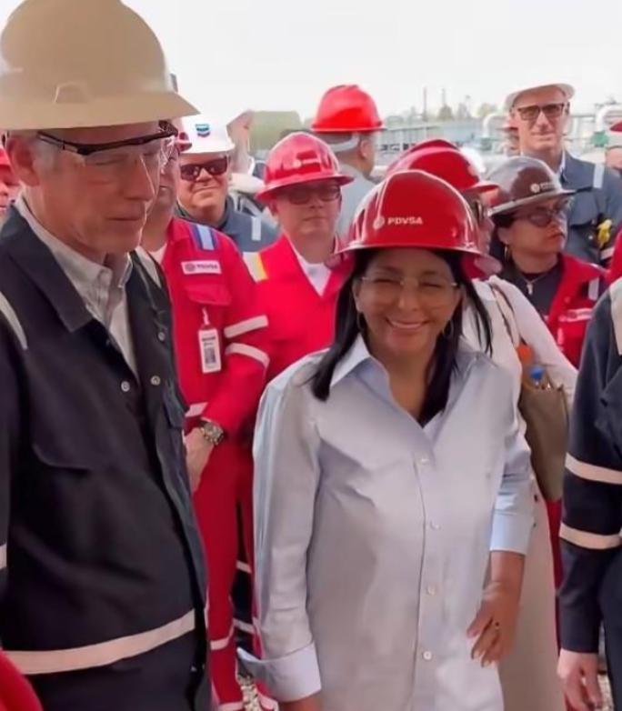 现在大家看明白了吧？委内瑞拉的叛徒，已经彻底不装了！所谓的“代总统”，直接陪着