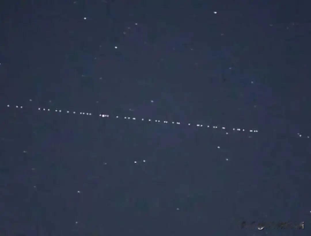 河南多地夜空的成串光点，被网友唤作“银河列车”，实则是马斯克“星链”卫星的常规过