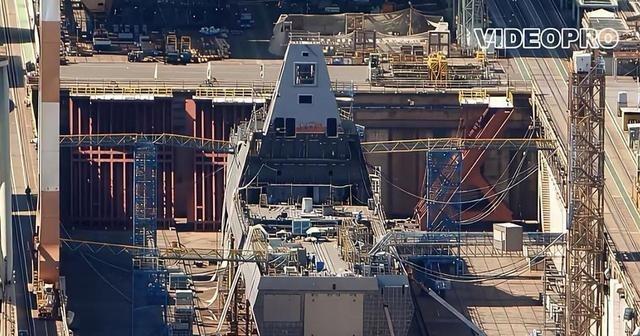 日本三菱长崎造船厂，造舰的干船坞繁忙的景象，“最上”级护卫舰的FFM9~12号舰