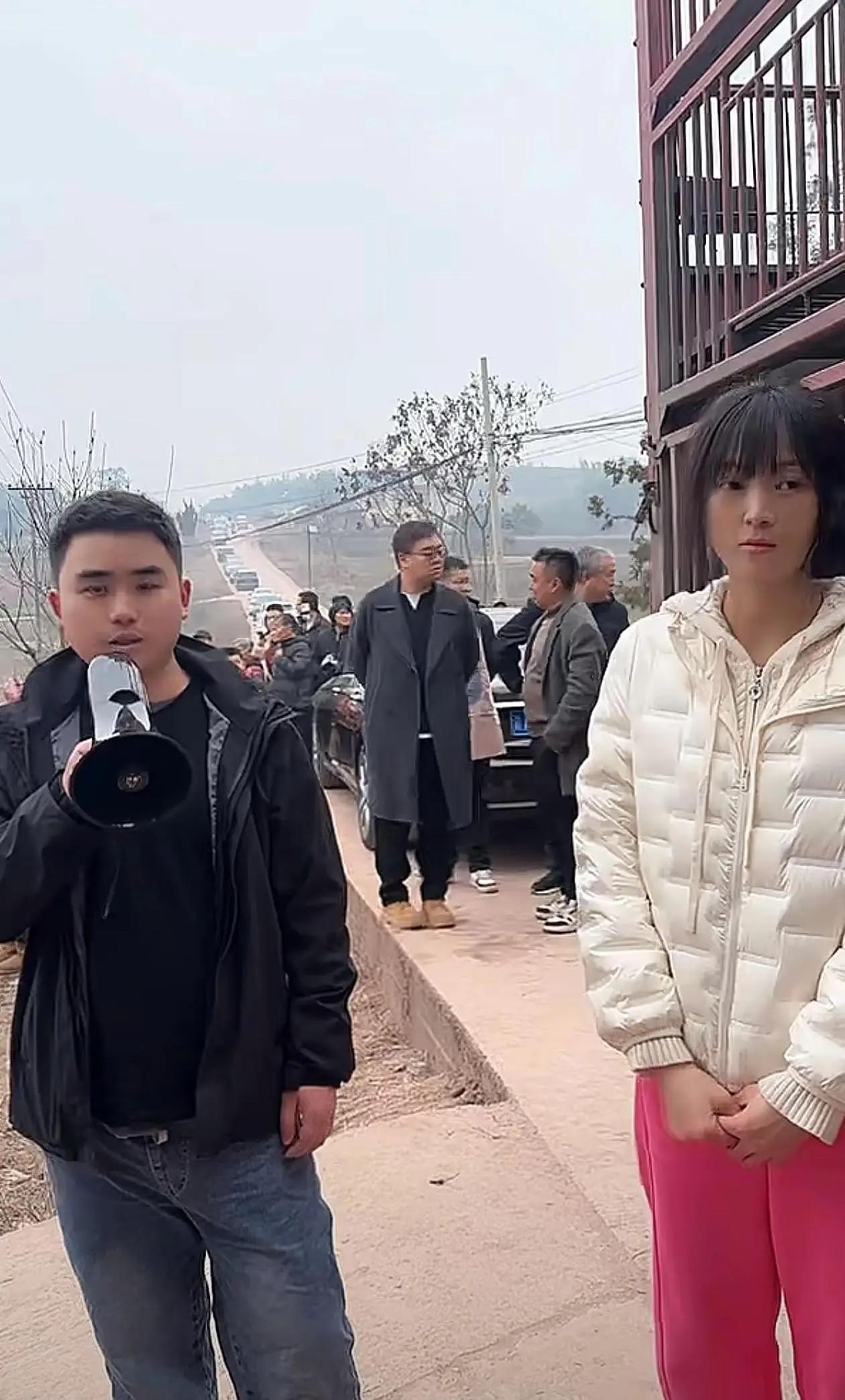 重庆合川的小姑娘呆呆被网友们戏称为“2026年第一个捅了大篓子的人”，还有人给她