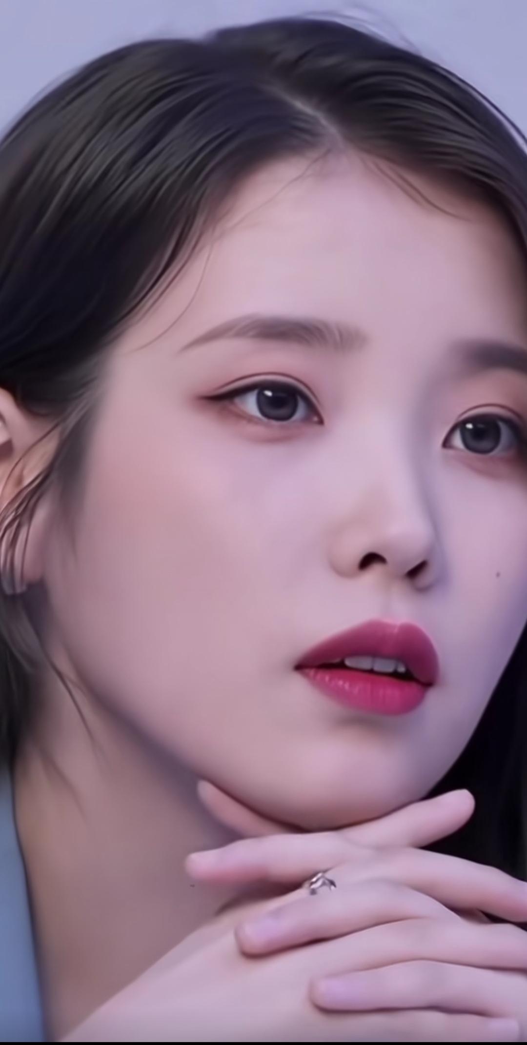 温柔甜美的少女，粉色唇妆，梦幻氛围。