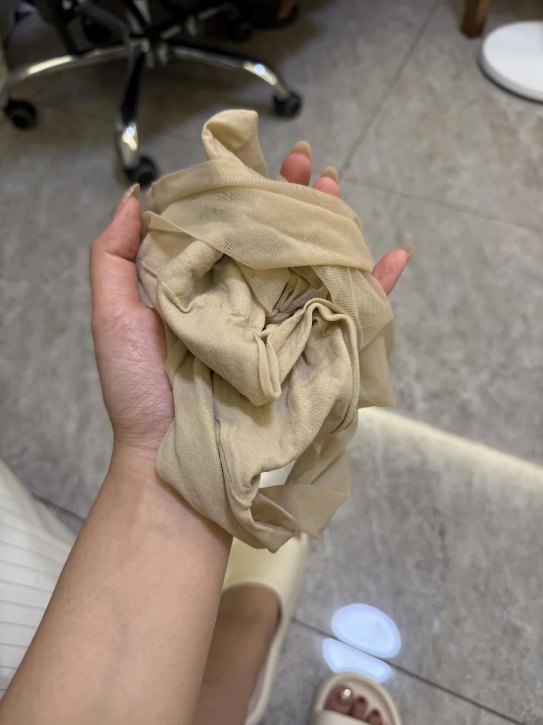 手里拿着这条皱巴巴的丝袜，让我想起了《晾着的黑丝袜》里那招摇挂在晾衣杆中央的黑丝