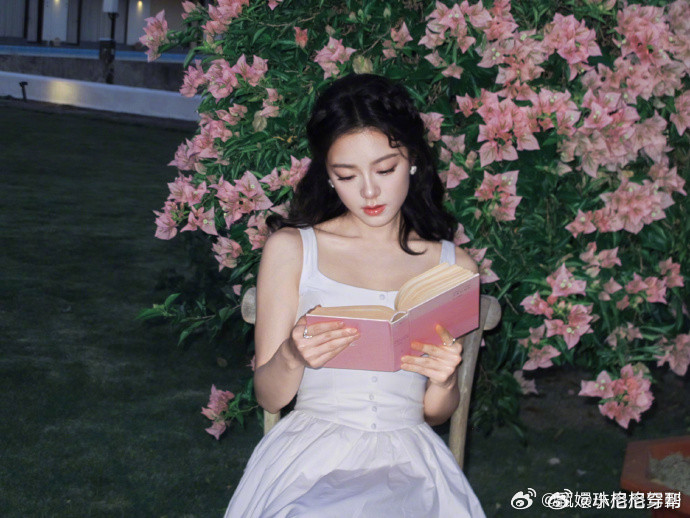 赵今麦完全是公主一袭华服衬得赵今麦温婉大方，灵动的神态自带少女贵气，优雅又纯粹，