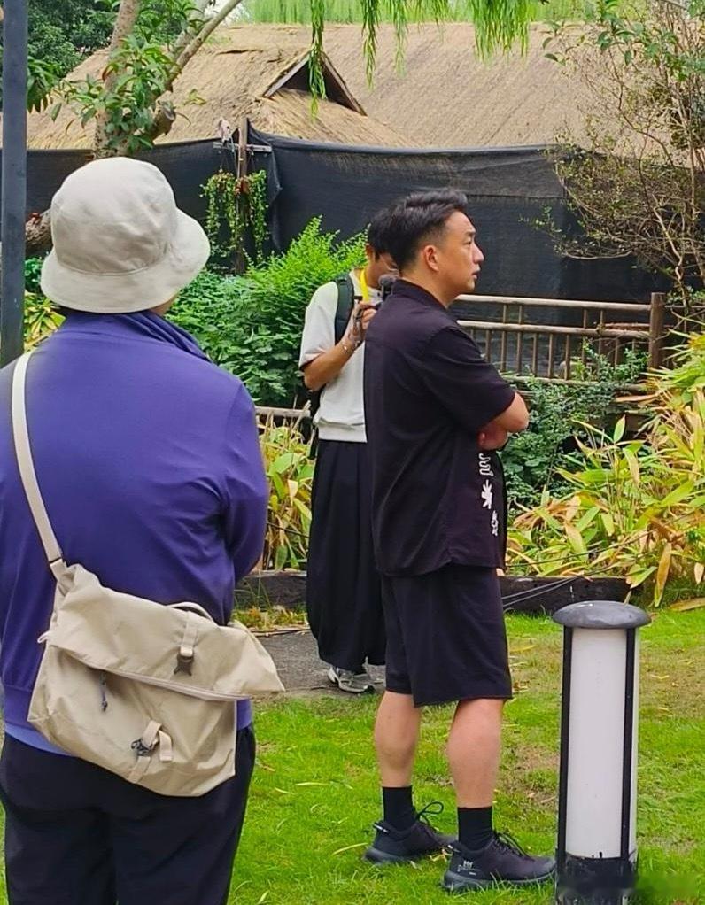 54岁黄磊在乌镇被偶遇，他的身材瘦了好多，脸小了一圈，但个子很矮，真人看起来挺普