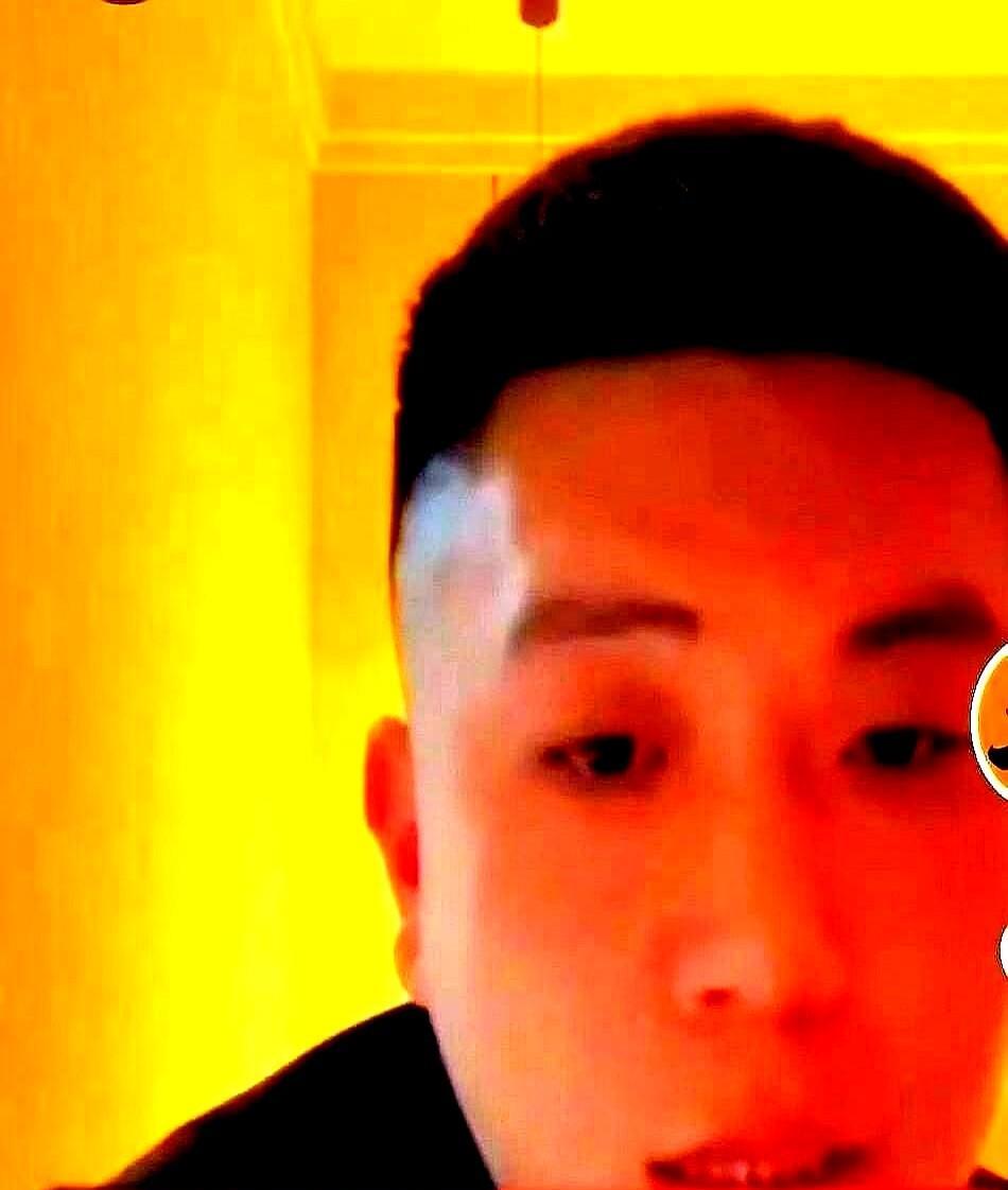 相声圈又出新瓜了！杨议助理小辉凌晨开播眼眶通红，三句话没说完直接拍桌子：“这帮
