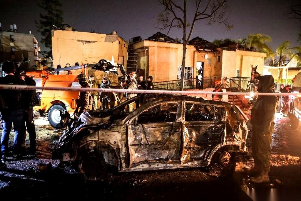 很多人都盯着那两枚导弹，说以色列的“神话”破了。但我跟你说，真正要命的，根本不