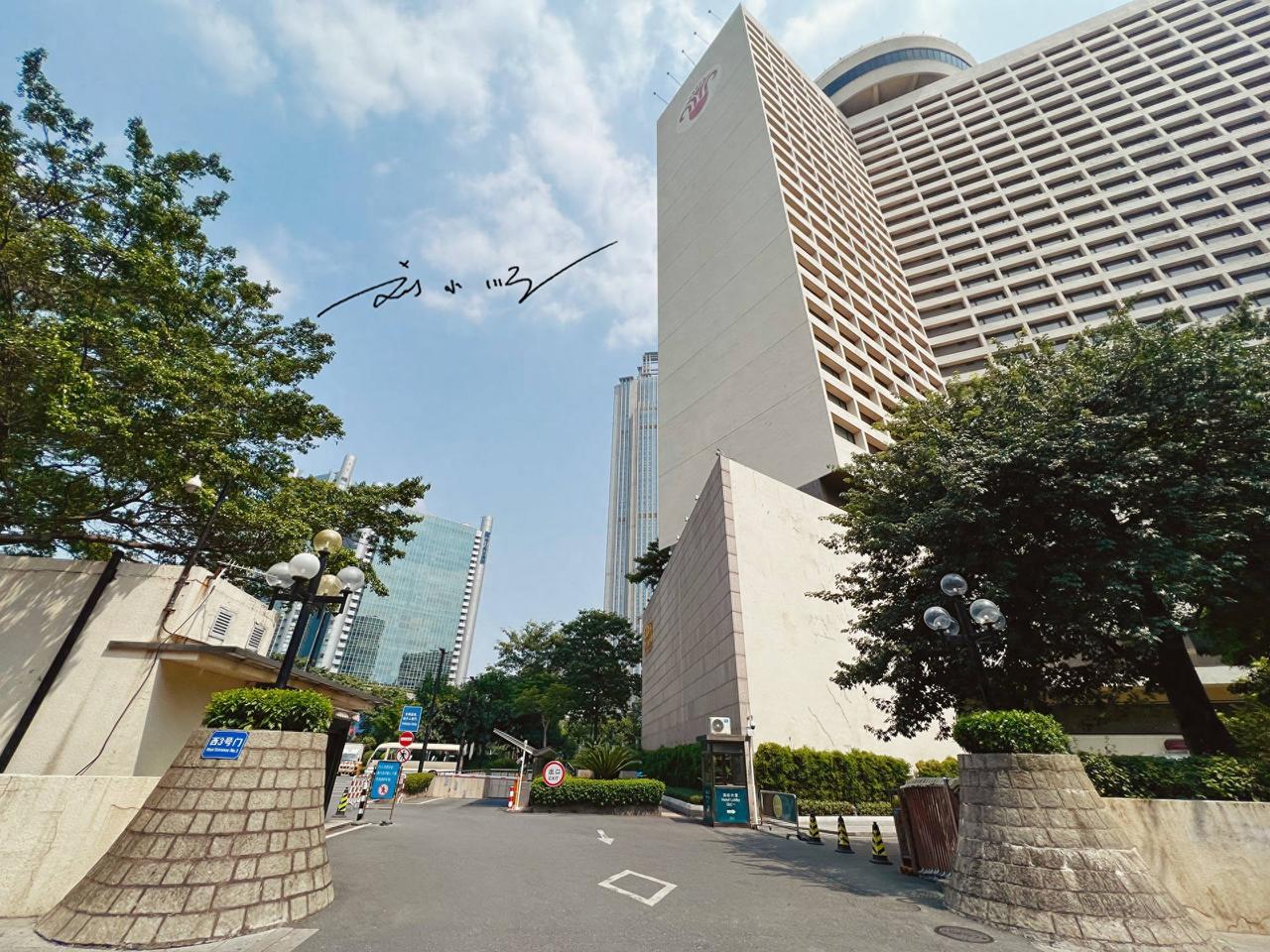 广州市越秀区的花园酒店是当地老牌高档酒店，也是中国三大白金五星级酒店之一，兼具历