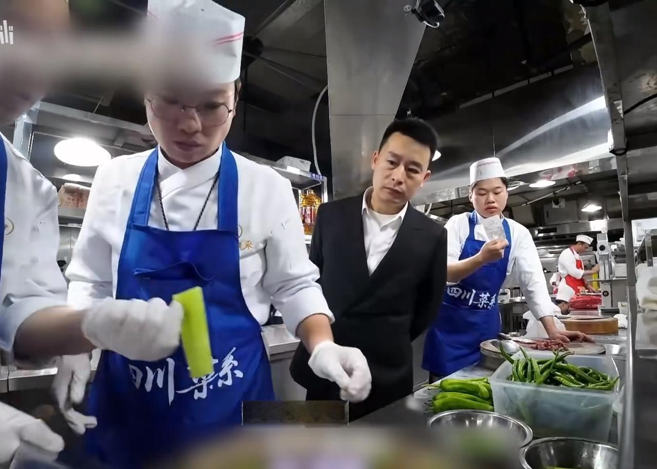 韩国综艺偷学中餐，一个号称“中餐女王”的韩国女厨师，到成都中餐厅偷师学习中餐她
