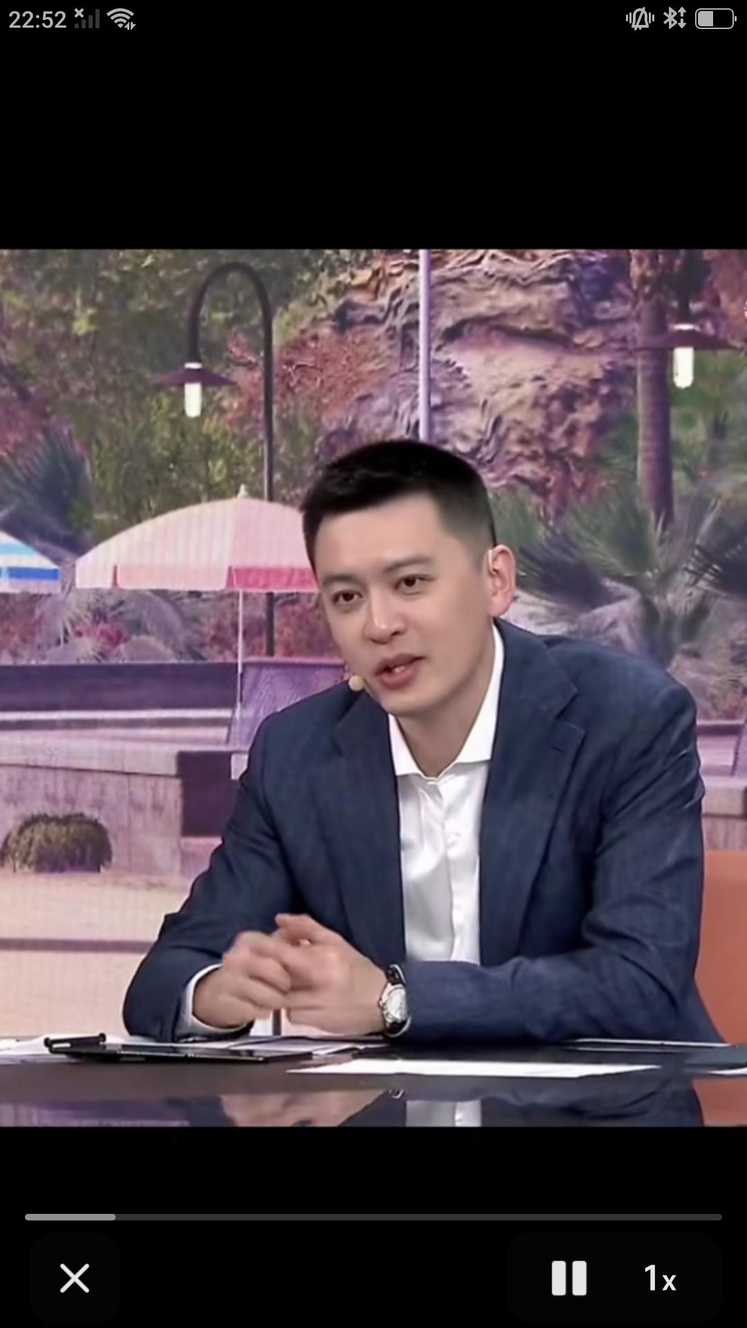 【前辽篮主教练杨鸣接受媒体采访，阐述常规赛与季后赛的不同。】杨鸣说:从比赛专注度