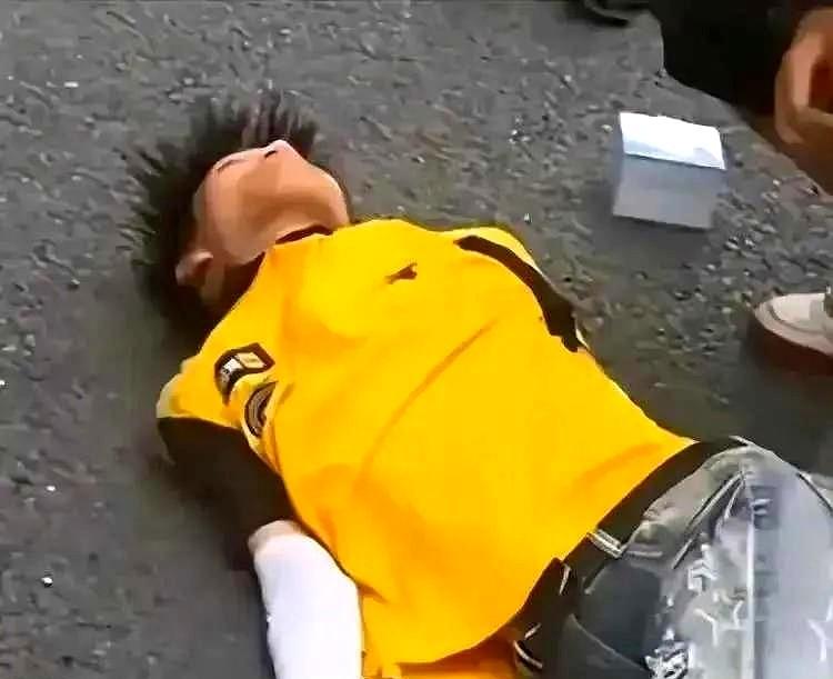 一个19岁的外卖小哥，叫黄钰琪，竟因为一顶68块的头盔，走了。平台要求必须戴“