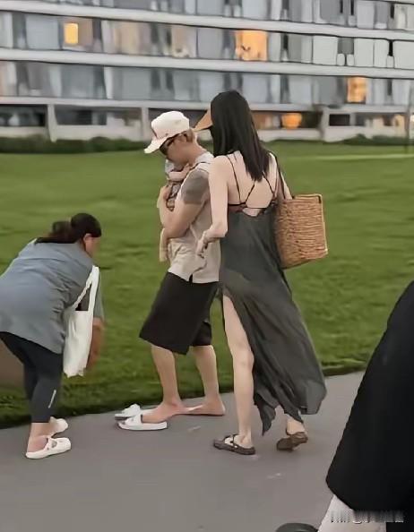 陈伟霆，引发热议。7月21日，40岁的陈伟霆，现身阿那亚，老婆何穗穿着露背裙