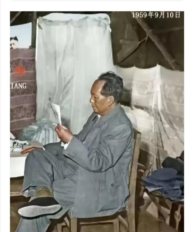 1959年9月10日，毛主席在北京十三陵水库劳动之余，休息时的情景，感人至深.