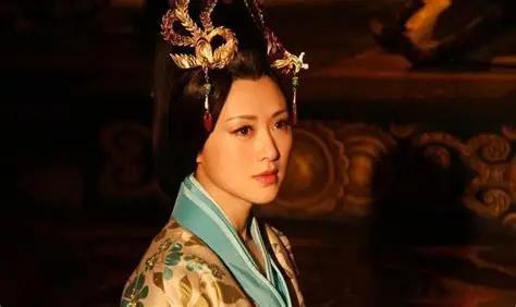 公元前87年，汉武帝刘彻的宠妃钩弋夫人无端遭到武帝斥责，她脱簪叩头请罪，却依