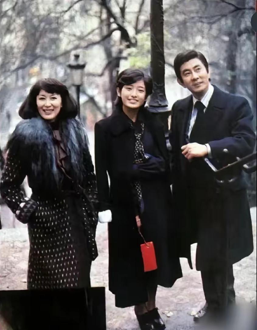 这是山口百惠与宇津井健的真实样貌，都看看吧，两人在电视剧血疑中饰演一对父女，真的