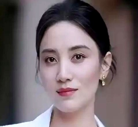宋佳结婚后整整40天没踏进家门半步，换作普通家庭早吵翻天了，她老公王伟却拎着东北特产，在剧组楼下老老
