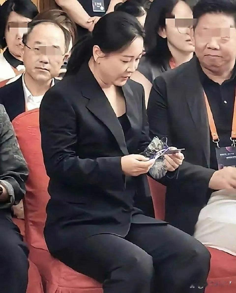 贾玲现在不是有点胖回去了，是更壮实了！