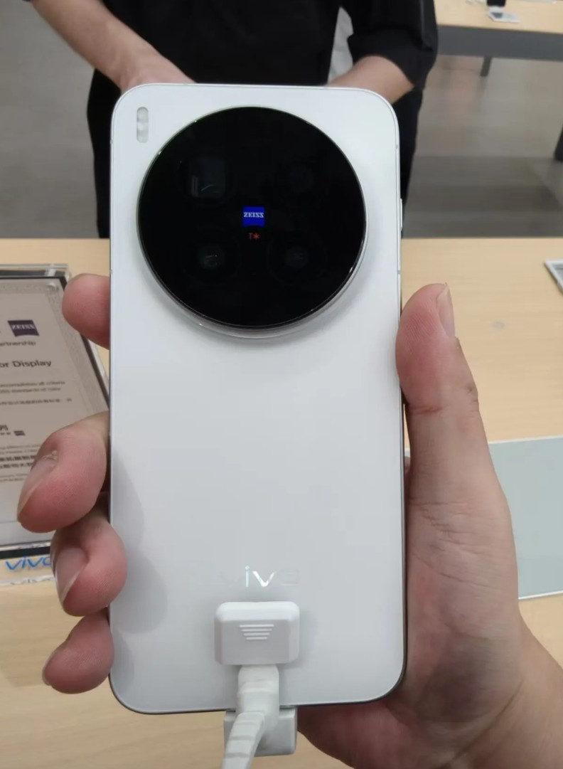vivox300pro已经上架体验店了，不过系统因为没有发布无法解锁，可以优先