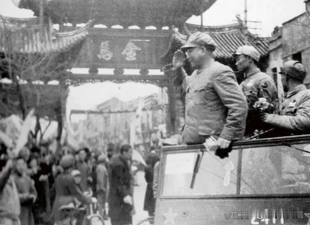 1950年2月20日，解放军正式进驻昆明举行的入城式上，第二野战军第四兵团司令员