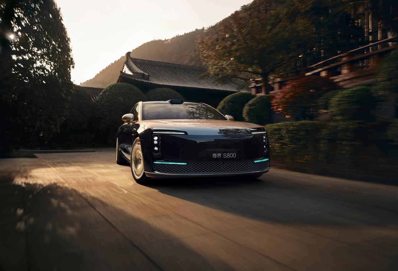 在百万级市场，成为销冠难，持续领跑更难。尊界S800凭借全栈华为技术赋能，已连续