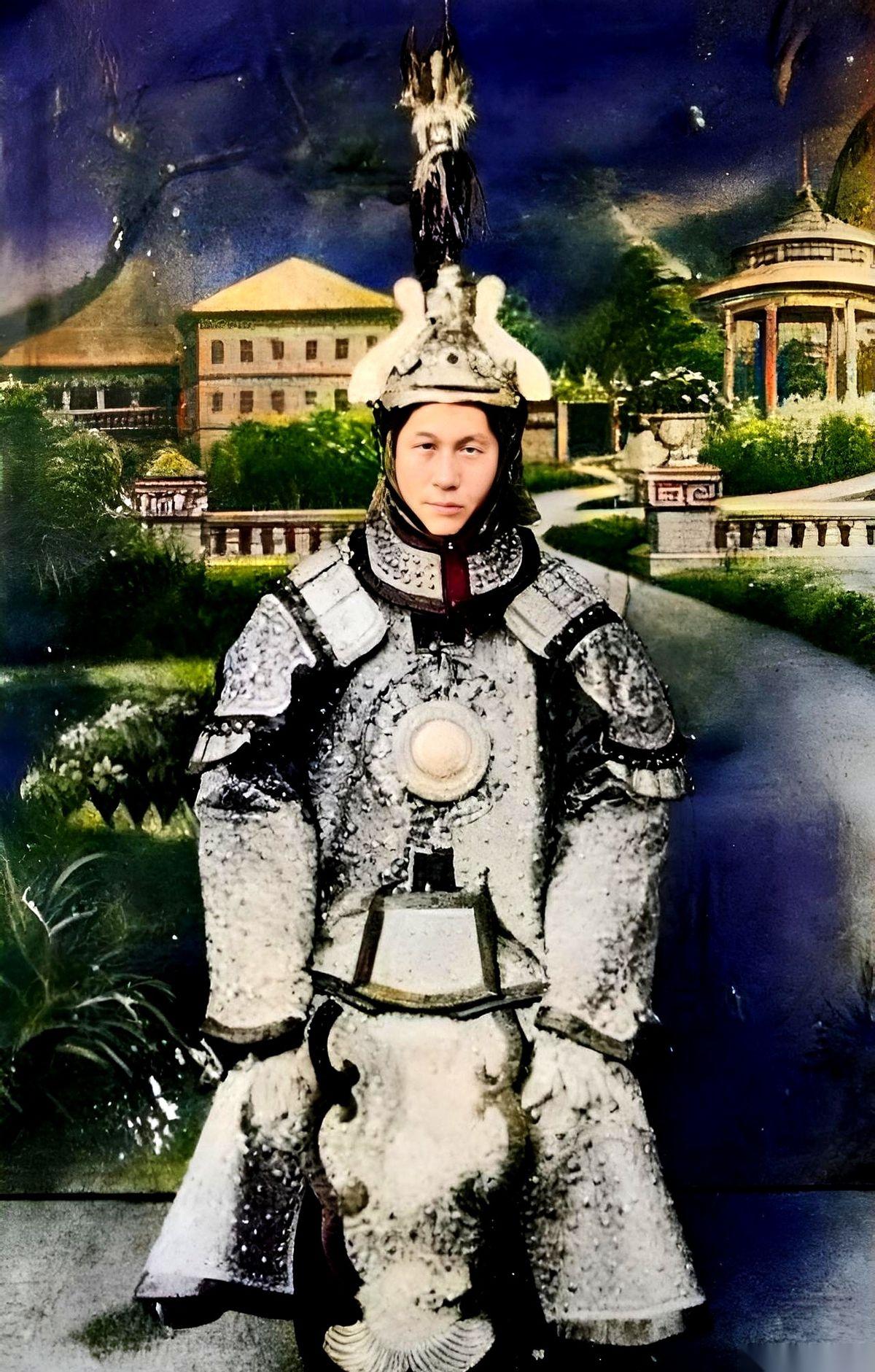 讲真，每次看到丁汝昌那张年轻的照片，我都得愣一下。一身甲胄，帅得不像话。但你