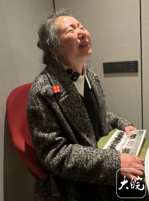 【#女子家门口遇害母亲称后悔叫保安#：如果我没叫保安去，女儿就不会开门】#女子家