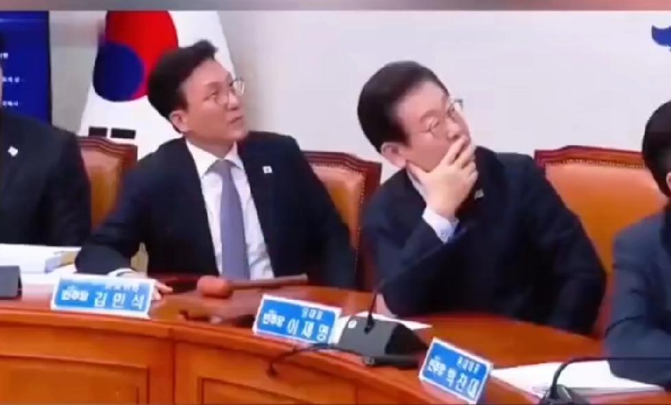 李在明的笑很诡秘，看到前任兼对手尹锡悦受审画面，李在明难掩一种胜利的喜悦。可见两