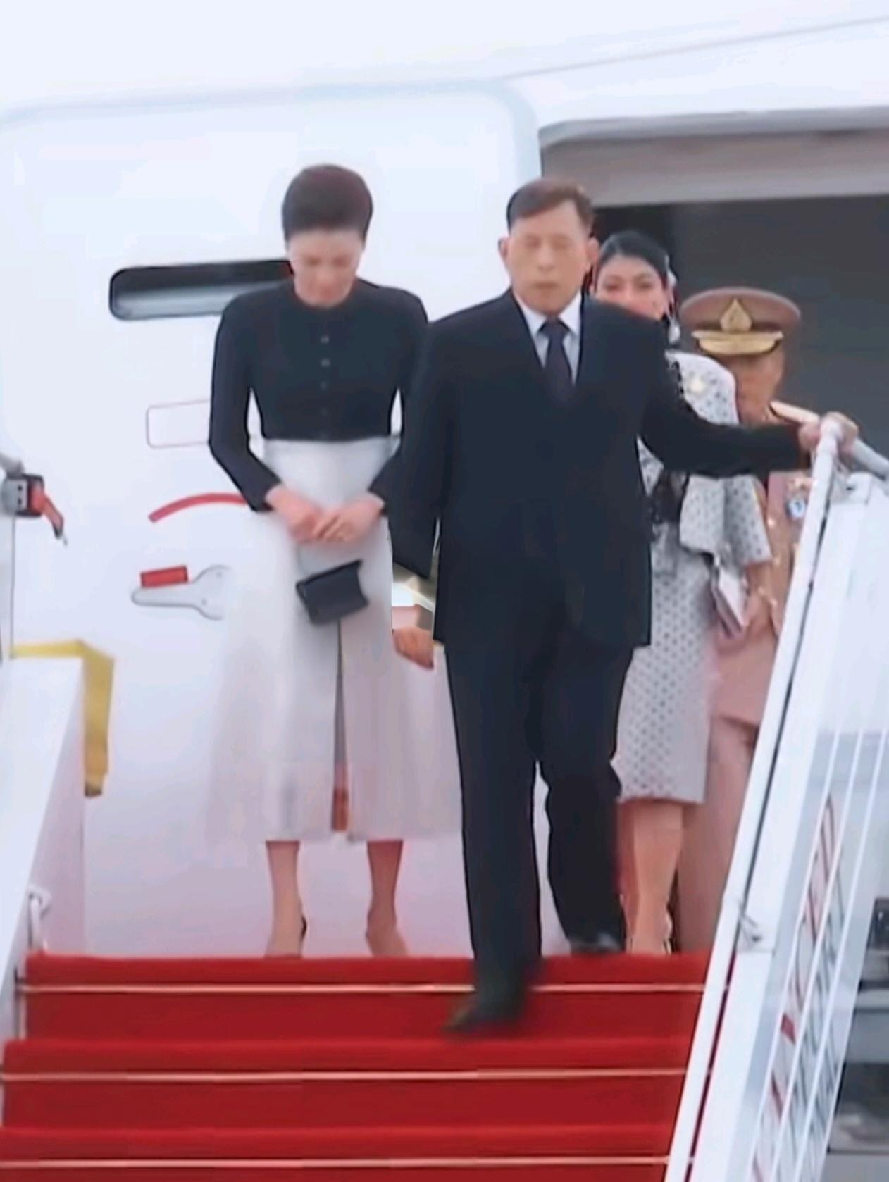 一袭黑白雅致长裙，苏提达王后随泰国王室抵达巴黎，惊艳全场。2026年6月28