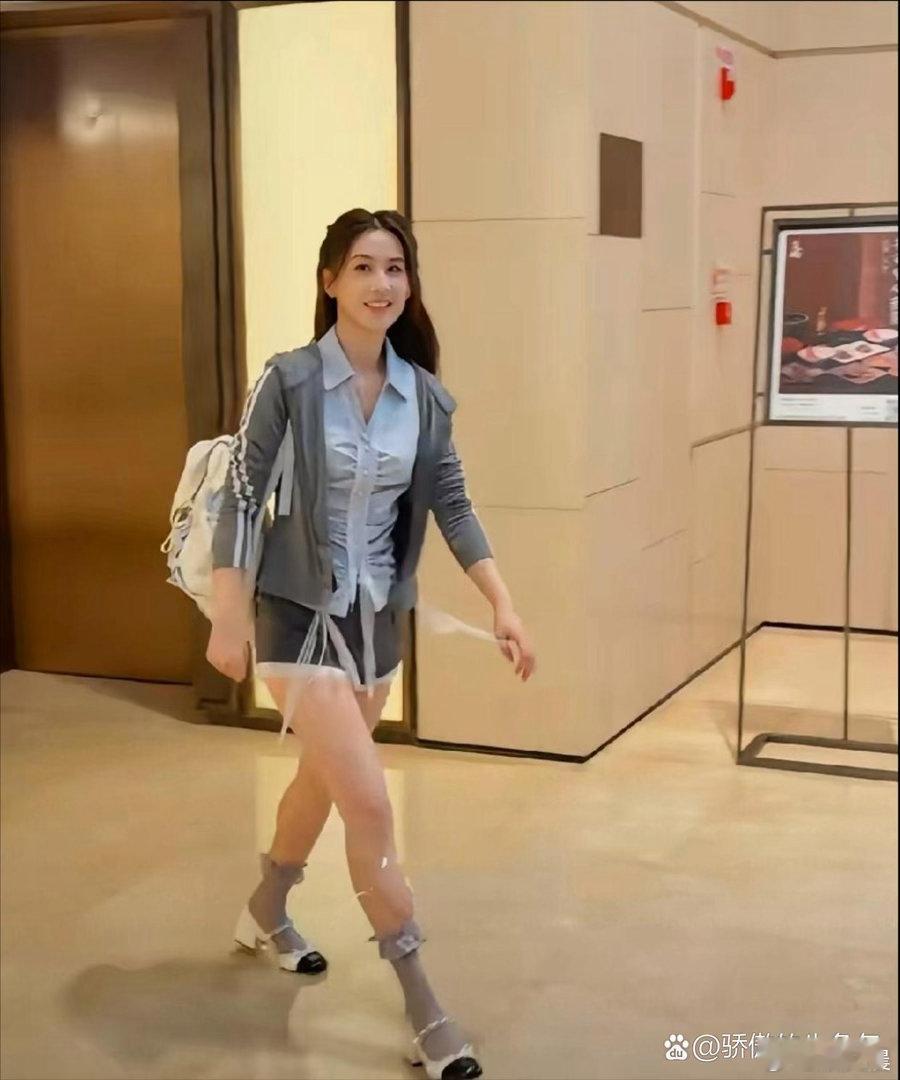 黄圣依颜值气质愈发出众，岁月加持下愈发精致动人。
