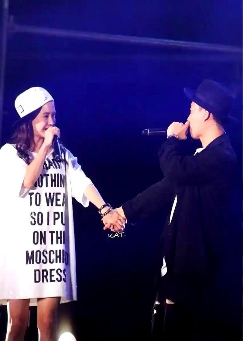 屏幕里的笑，甜得发齁。可那都是演的。你别上头。宋智孝最近说透了，跑男里的粉