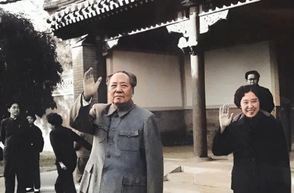 1965年，毛主席和王光美在中南海挥手送别外宾。两人笑容亲切，画面特别温馨！真