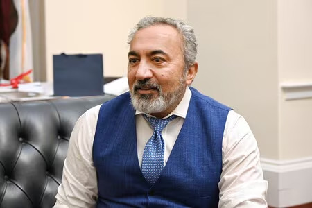 12月13号，日本时事通讯社采访了美国众议院东亚及太平洋小组委员会资深议员阿米·