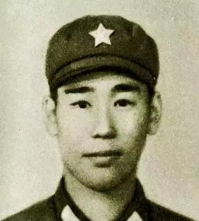 1979年2月，姜利民趁黑夜摸上越军阵地，越军没有发现他。谁知，他突然打开手电筒
