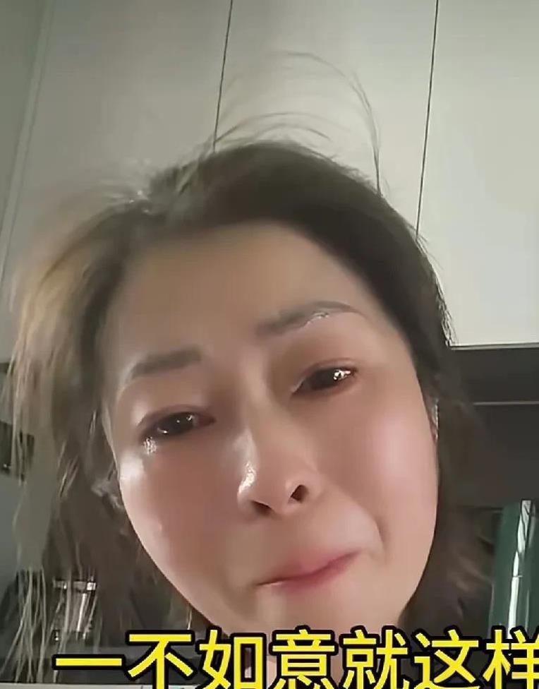 每次看到这种无能的家长，我就觉得她活该！两三岁孩子，就可以为所欲为，她只会哭，一