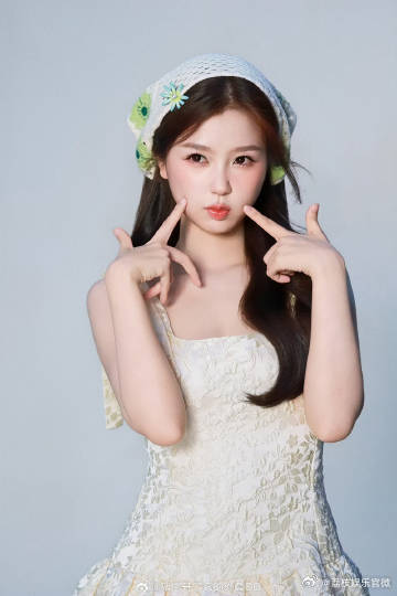 虞书欣甜美清新的田园风少女一组商务花絮解锁虞书欣清新田园面貌，白纹镂空头巾搭配小