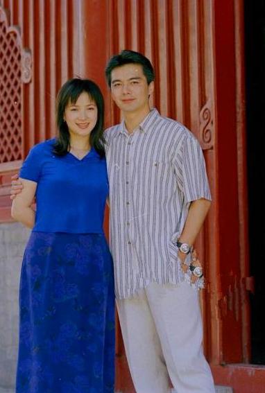 20多年前，演员何晴与许亚军结婚后的温馨合影。那时，他俩都是当红明星，又郎才女貌