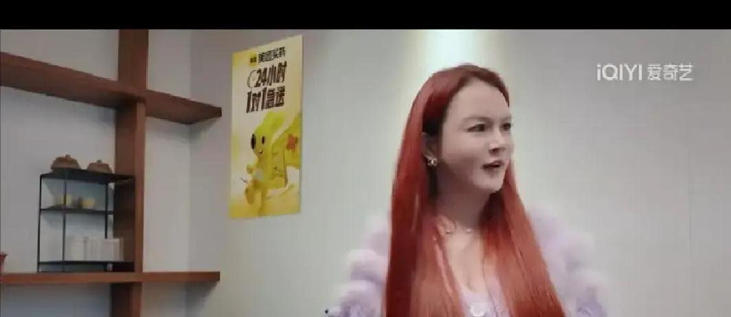 昔日那个在拳台上一拳打出千万身价的拳王邹市明，居然在录节目时急得耳根泛红、拳头攥